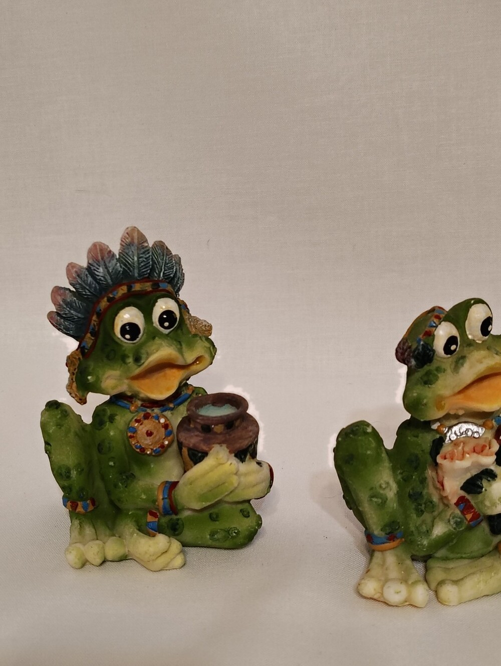 FROGS!!  1990's Collectable Green Whimsical Resin Native American Indians. 4pc - Picture 4 of 8